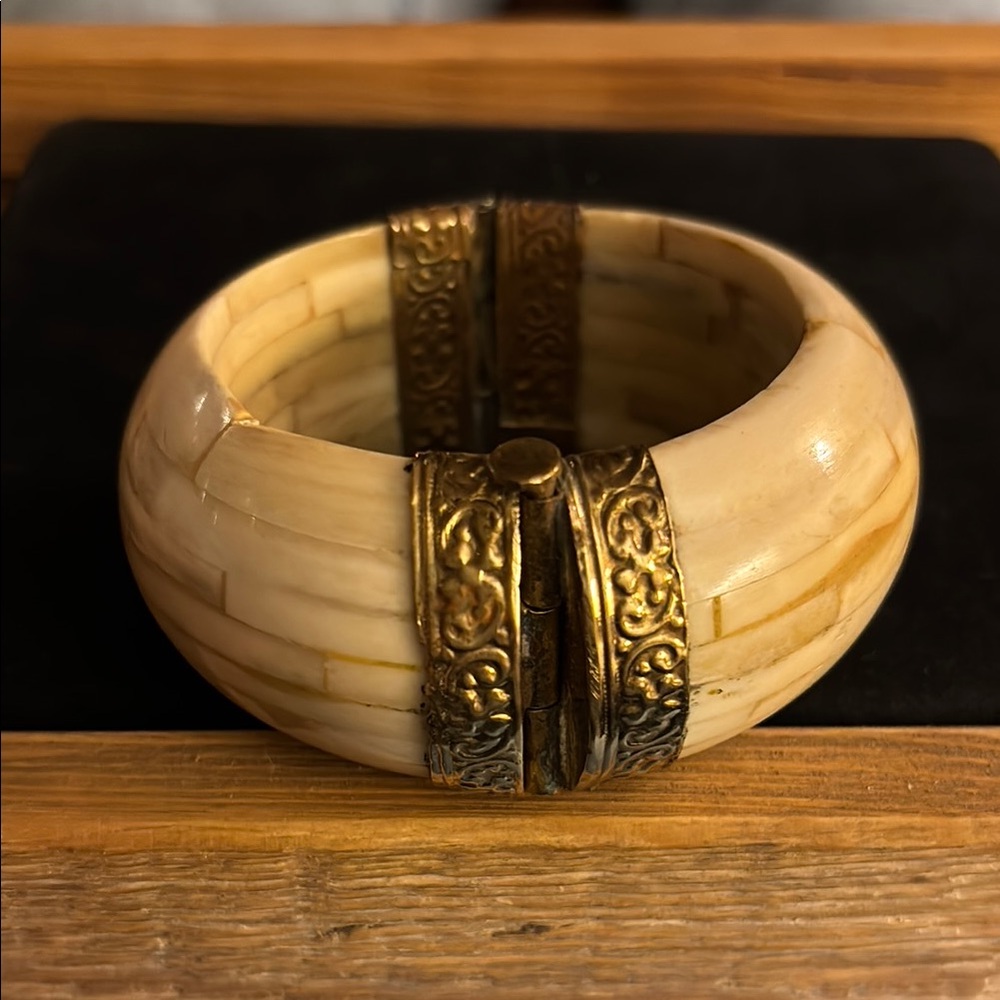 Vintage Bone/Brass Pull Pin Hinged Bangle